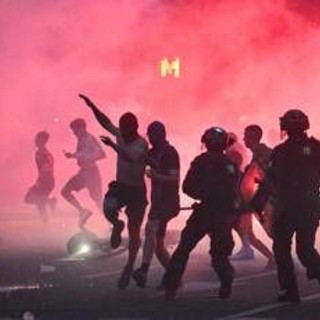 Francia, scontri dopo la vittoria del Psg in Champions: oltre 280 arresti a Parigi
