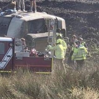 Deraglia treno nell'East Sussex: passeggeri intrappolati, soccorsi al lavoro
