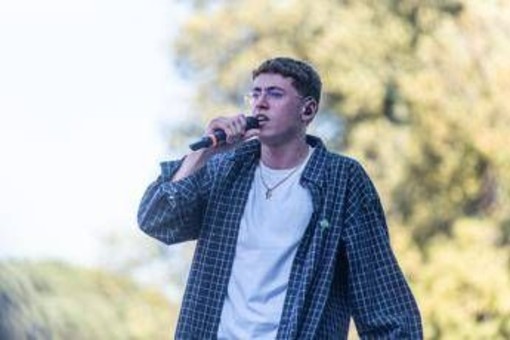 Sanremo 2026, Tredici Pietro tra i big: chi è il rapper che 'odia i raccomandati' Sanremo 2026, Tredici Pietro tra i big: chi è il rapper che 'odia i raccomandati'