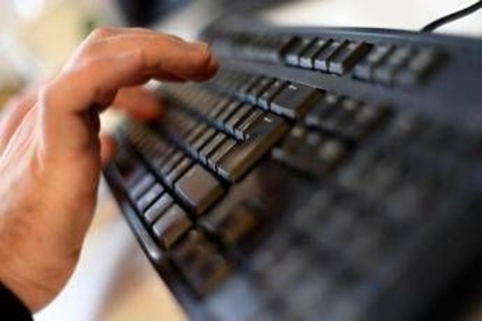 "Vai nella camera a gas", insulti choc sui social a una prof dell'università di Pisa: denunciato 40enne "Vai nella camera a gas", insulti choc sui social a una prof dell'università di Pisa: denunciato 40enne