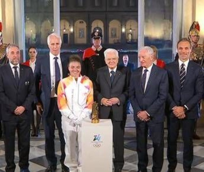 Milano-Cortina, la fiamma olimpica è arrivata in Italia ed è stata consegnata a Mattarella