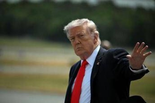 Dazi, ultimatum di Trump all'Ue: "Rispetti accordo entro 4 luglio o tariffe aumentano" Dazi, ultimatum di Trump all'Ue: "Rispetti accordo entro 4 luglio o tariffe aumentano"