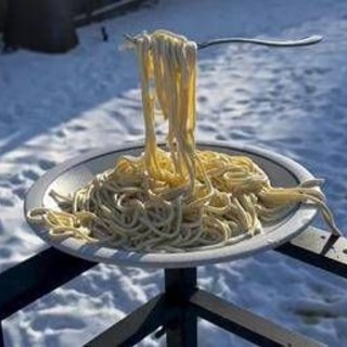Freddo artico negli Usa, gli spaghetti si congelano e restano sospesi: il video è virale Freddo artico negli Usa, gli spaghetti si congelano e restano sospesi: il video è virale