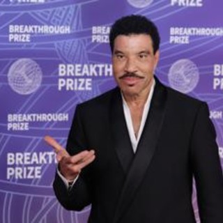 Lionel Richie ferma il concerto per un malore: "Non era in condizioni di continuare"