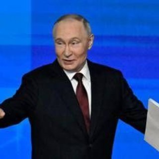 Putin e la conferenza show: "Sono innamorato e lavoro troppo" Putin e la conferenza show: "Sono innamorato e lavoro troppo"