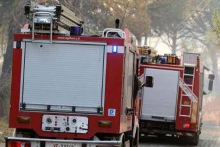 Nube tossica dopo incendio a Caivano, sospese attività nella zona Asi: "Obbligo di mascherina"
