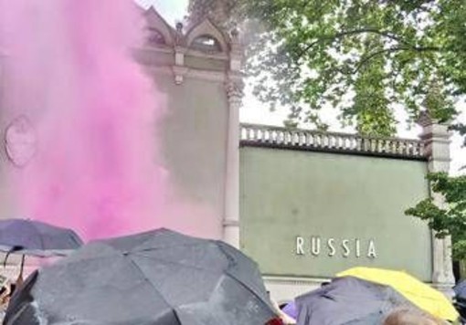 Biennale Arte, blitz delle Pussy Riot al padiglione russo: lanciati fumogeni Biennale Arte, blitz delle Pussy Riot al padiglione russo: lanciati fumogeni