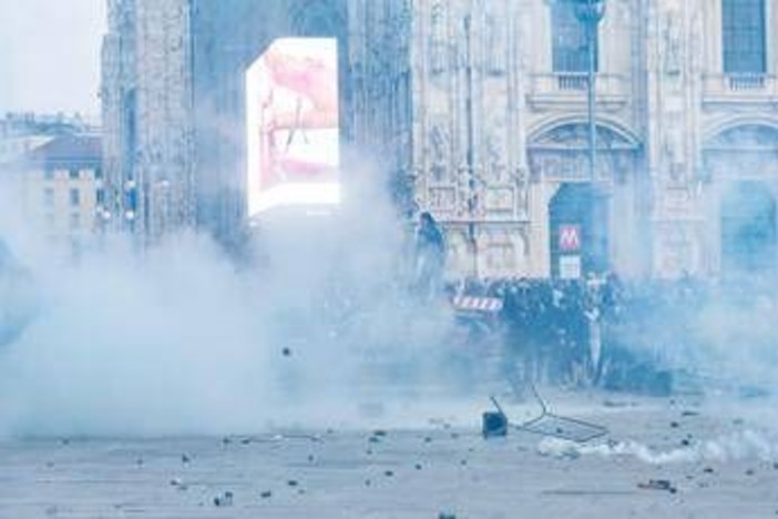 Guerriglia a Milano, notte di attesa per i genitori dei fermati: "Metà sono minori... l'altra metà pirla" Guerriglia a Milano, notte di attesa per i genitori dei fermati: "Metà sono minori... l'altra metà pirla"