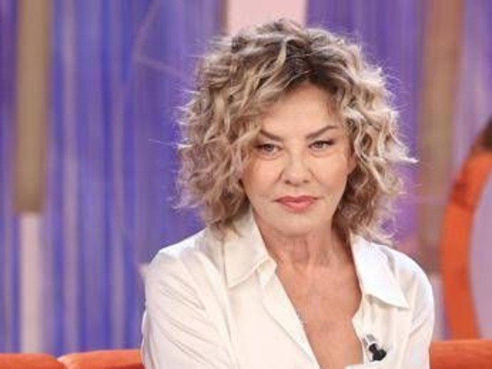 Eva Grimaldi operata d'urgenza: "Ho rischiato la vita per la protesi" Eva Grimaldi operata d'urgenza: "Ho rischiato la vita per la protesi"