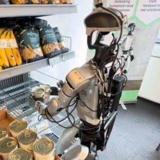 I robot lavorano al supermercato in Danimarca, gli umanoidi tra scaffali e casse