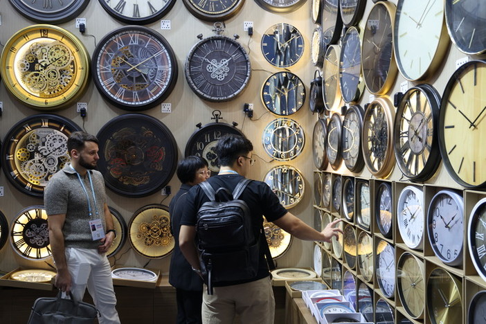 Cina: Fiera di Canton attira un numero record di acquirenti internazionali Cina: Fiera di Canton attira un numero record di acquirenti internazionali