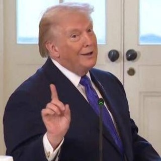 Minneapolis, Trump apre alla possibilità che Ice lasci città: "Riesaminiamo tutto" Minneapolis, Trump apre alla possibilità che Ice lasci città: "Riesaminiamo tutto"