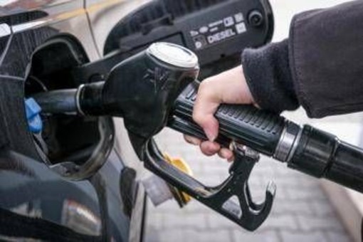Benzina e diesel, prezzi carburanti crescono anche oggi: mappa dei rincari