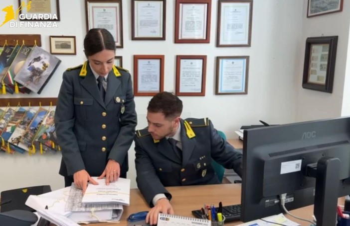 Varese, frode fiscale transnazionale. 300 perquisizioni e sequestri per 11 mln Varese, frode fiscale transnazionale. 300 perquisizioni e sequestri per 11 mln