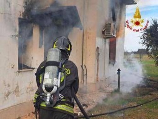 Incendio in una casa nel Brindisino, crollano i solai: si cerca una persona Incendio in una casa nel Brindisino, crollano i solai: si cerca una persona