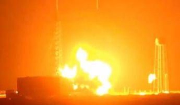 Il razzo di Blue Origin esplode durante il test sulla piattaforma di lancio, Bezos: "Personale al sicuro"