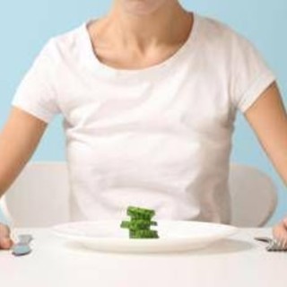 Disturbi alimentari, pediatri: "Non solo femminili, in ragazzi segnali diversi"