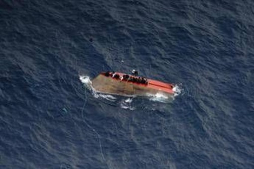 Migranti, naufragio al largo della Libia: "32 superstiti, oltre 70 i dispersi" Migranti, naufragio al largo della Libia: "32 superstiti, oltre 70 i dispersi"