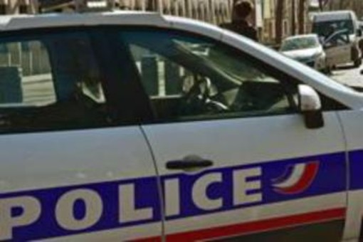 Parigi, tre donne aggredite con un coltello: fermato un uomo Parigi, tre donne aggredite con un coltello: fermato un uomo