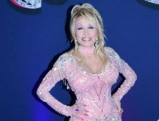 Dolly Parton non sta bene, l'appello della sorella: "Pregate per lei"