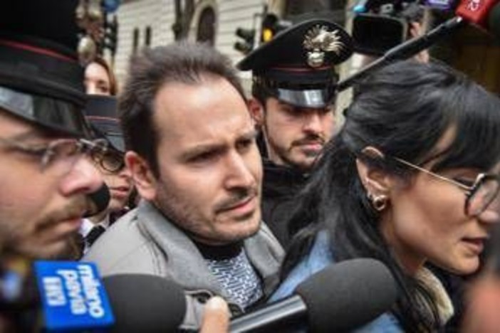 "Sempio ha ucciso Chiara Poggi con crudeltà", procura chiude indagini. Difesa Stasi: "Speranze crescono" "Sempio ha ucciso Chiara Poggi con crudeltà", procura chiude indagini. Difesa Stasi: "Speranze crescono"