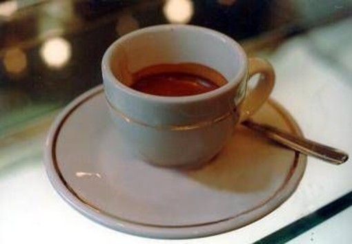 Quanti caffè al giorno? Rischi e benefici, ecco la dose massima