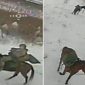 Soldati russi a cavallo, il drone ucraino colpisce