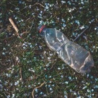 Una bottiglia incastrata nella ruota, il nuovo metodo dei ladri di auto