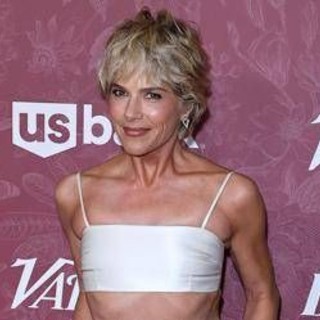 Caos a bordo del volo per New York, arrestata l'attrice Selma Blair: "Ha morso hostess e aggredito un poliziotto"
