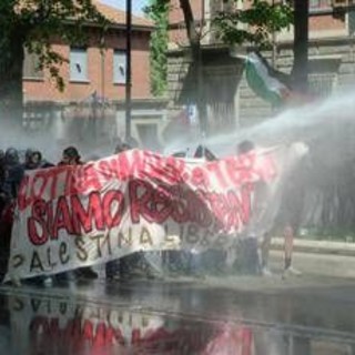 Primo maggio a Torino, gruppo si stacca da corteo verso Askatasuna: tensioni con agenti Primo maggio a Torino, gruppo si stacca da corteo verso Askatasuna: tensioni con agenti