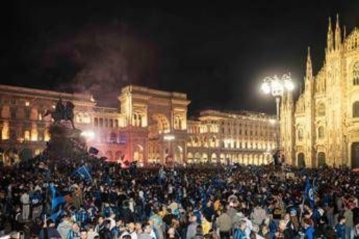 Scudetto Inter, da Amadeus a Tananai: chi c'era alla festa in piazza Duomo Scudetto Inter, da Amadeus a Tananai: chi c'era alla festa in piazza Duomo