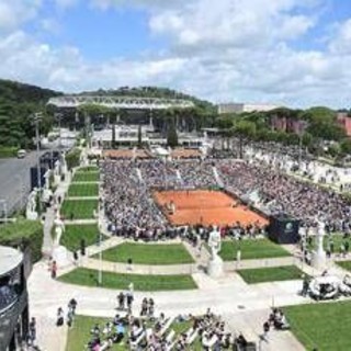 Internazionali, bambini gli chiedono autografo ma... non è un tennista Internazionali, bambini gli chiedono autografo ma... non è un tennista