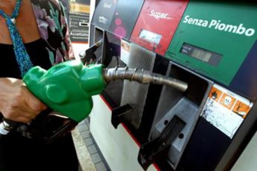 Caro carburanti, in corso maxi operazione Gdf per controlli a distributori a Roma Caro carburanti, in corso maxi operazione Gdf per controlli a distributori a Roma