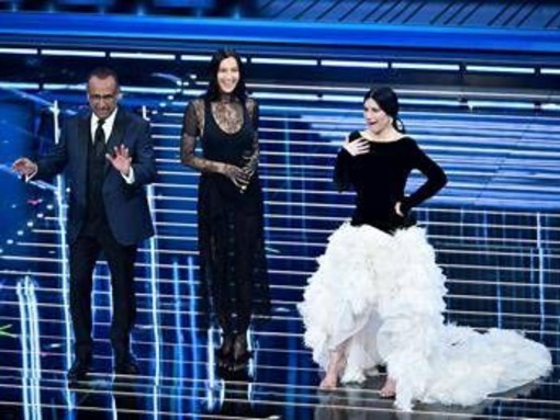 Sanremo 2026, ascolti terza serata: 9,5 milioni di spettatori e 60,6% di share Sanremo 2026, ascolti terza serata: 9,5 milioni di spettatori e 60,6% di share