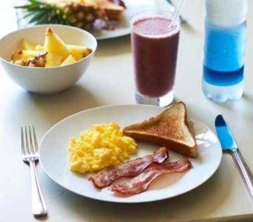 La colazione ideale? Abbondante con fibre o proteine, lo studio spiega perché La colazione ideale? Abbondante con fibre o proteine, lo studio spiega perché