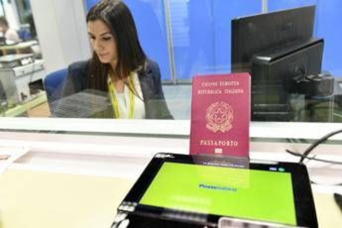 Rilascio passaporti alle Poste, superati i 6 mila uffici in cui si può richiedere il documento Rilascio passaporti alle Poste, superati i 6 mila uffici in cui si può richiedere il documento