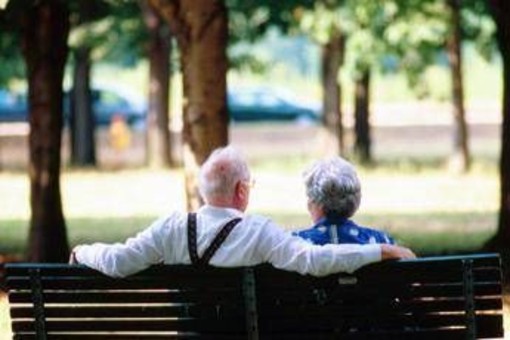 Edward e Annamaria, un amore senza limiti: ogni giorno 10 km a piedi per tenere la mano in Rsa