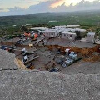 Frana a Niscemi, notte al Palasport per oltre 500 sfollati Frana a Niscemi, notte al Palasport per oltre 500 sfollati