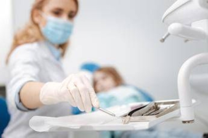 Gas esilarante contro la paura del dentista, sedazione cosciente per riavvicinare gli italiani alle cure Gas esilarante contro la paura del dentista, sedazione cosciente per riavvicinare gli italiani alle cure