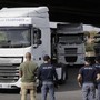 Protesta dei tir, stop ai blocchi in Campania: ripartono i rifornimenti. Il Garante invoca la precettazione Protesta dei tir, stop ai blocchi in Campania: ripartono i rifornimenti. Il Garante invoca la precettazione