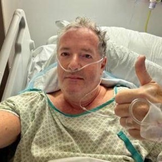 Piers Morgan cade e si rompe il femore: "Colpa di Trump" Piers Morgan cade e si rompe il femore: "Colpa di Trump"