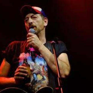 Giancane investito da un'auto a Roma: "Non posso suonare la chitarra" Giancane investito da un'auto a Roma: "Non posso suonare la chitarra"