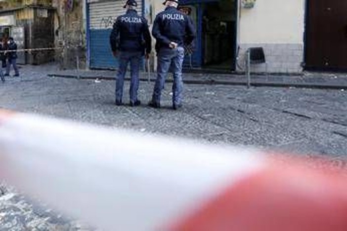 Lite tra ragazzini in centro a Napoli, accoltellato 14enne: 15enne fermato per tantato omicidio Lite tra ragazzini in centro a Napoli, accoltellato 14enne: 15enne fermato per tantato omicidio