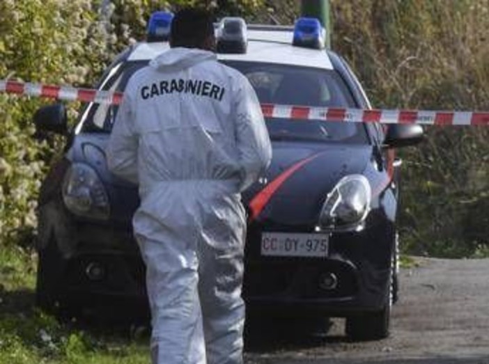 Femminicidio ad Ancona, donna picchiata a morte in casa: si cerca il marito Femminicidio ad Ancona, donna picchiata a morte in casa: si cerca il marito