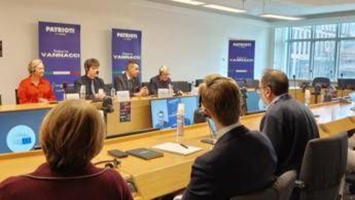 Ue, allarme Pro Vita e Vannacci: "Epidemia di transizioni sessuali tra i minori" Ue, allarme Pro Vita e Vannacci: "Epidemia di transizioni sessuali tra i minori"