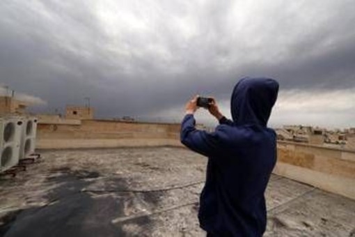 Allarme in Iran: "Rischio piogge acide dopo raid su raffinerie, restate a casa" Allarme in Iran: "Rischio piogge acide dopo raid su raffinerie, restate a casa"