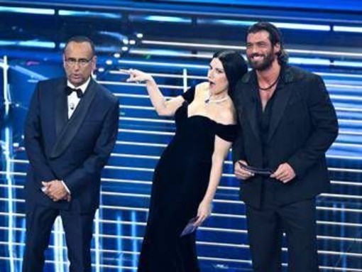 Sanremo 2026, ascolti in calo: 9,6 milioni di spettatori e 58% di share per prima serata Sanremo 2026, ascolti in calo: 9,6 milioni di spettatori e 58% di share per prima serata