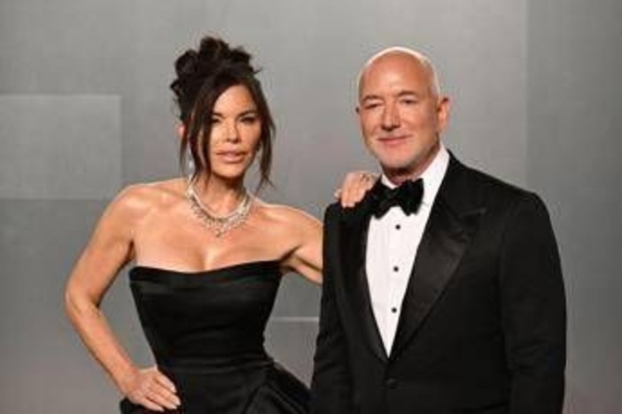 Torna il Met Gala, tra superstar, polemiche e proteste contro i Bezos Torna il Met Gala, tra superstar, polemiche e proteste contro i Bezos
