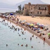 Caldo record, venerdì bollente: oggi bollino rosso in 9 città, c'è anche Roma Caldo record, venerdì bollente: oggi bollino rosso in 9 città, c'è anche Roma