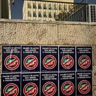Protesta laziali, manifesti con simbolo Forza Italia sbarrato: "Finché c'è Lotito non avrete nostro voto" Protesta laziali, manifesti con simbolo Forza Italia sbarrato: "Finché c'è Lotito non avrete nostro voto"